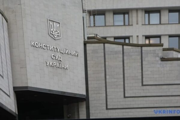 КСУ скасував норму КПК, яка залежала від ініціативи прокурора для звільнення з-під варти на військову