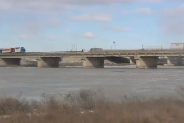 Підтверджено руйнування Чонгарського мосту: супутники показали три пробоїни та обвал прольоту